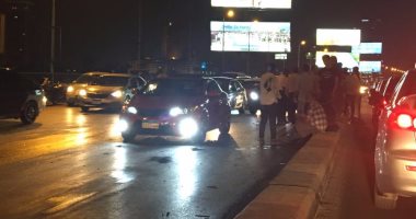 إنقلاب "ميكروباص" أعلى كوبرى أكتوبر بالمهندسين وإصابات بين الركاب  